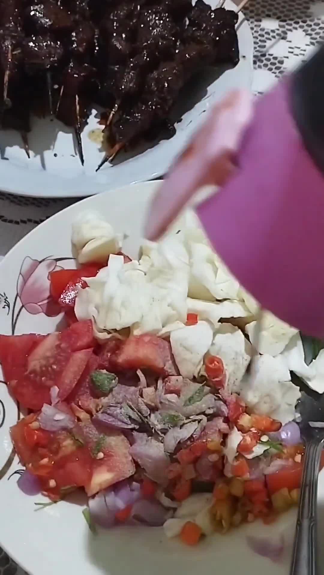 Foto langkah ke 6 dari resep Sate Sapi Marinasi Tomat Buah.