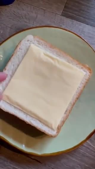 Gambar langkah 3 resipi Cheese Sandwich.