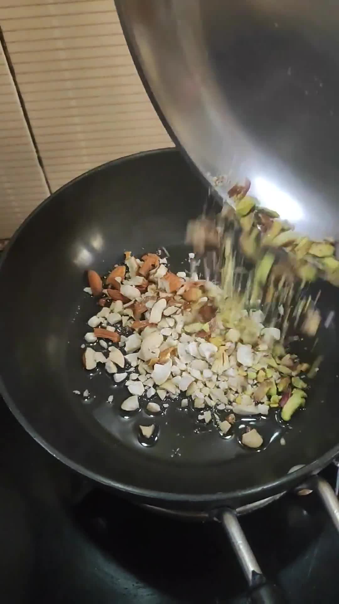रोस्टेड़ ड़्राईफ्रूटस लङ्डू रेसिपी चरण 3 फोटो
