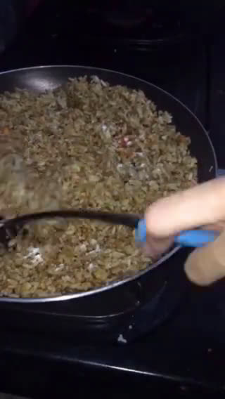 Foto langkah ke 10 dari resep Nasi goreng sosis kecap manis 🍲✨.