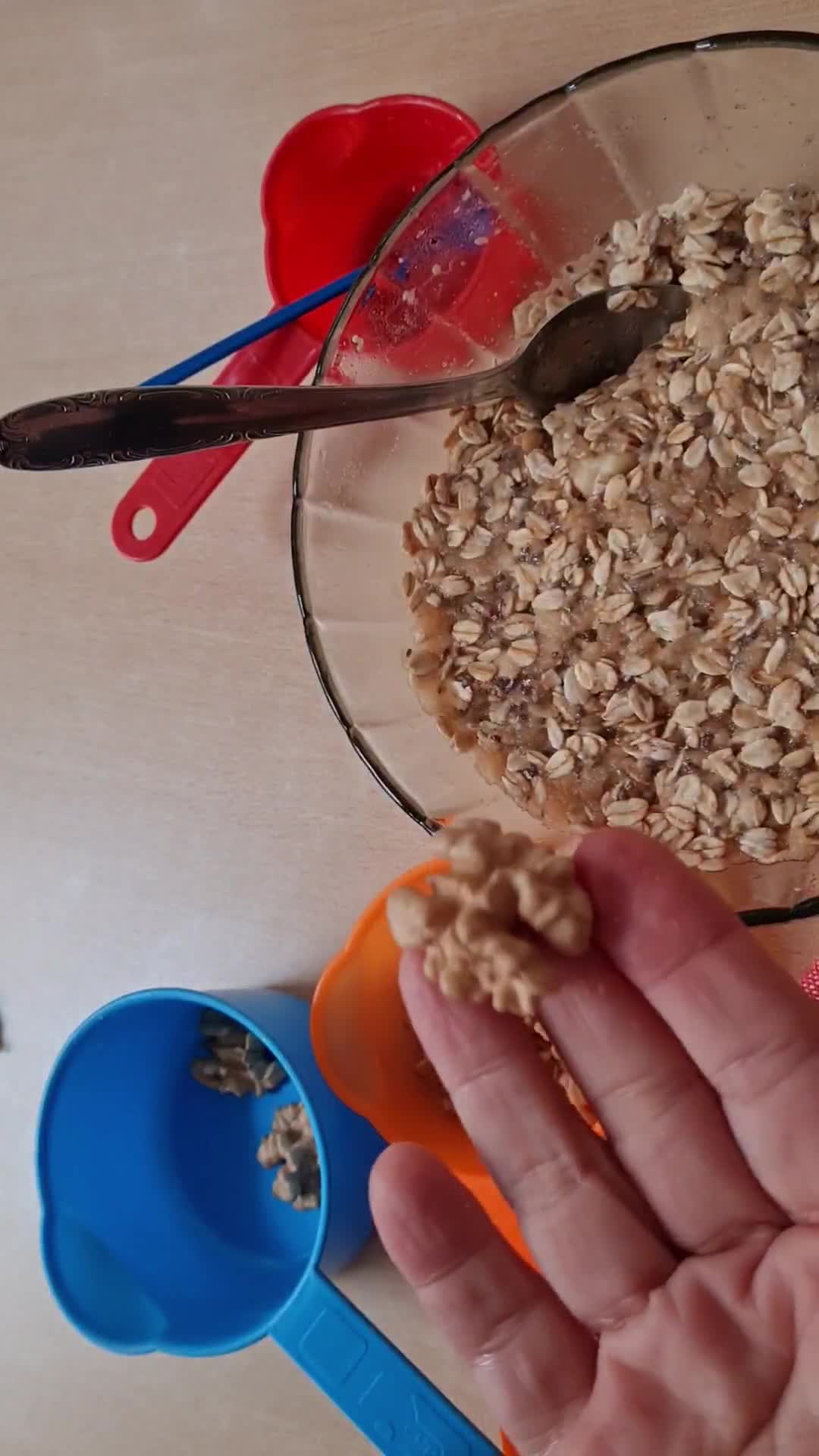 Foto del paso 1 de la receta: Galletas de avena y manzana sin azúcares agregados ni edulcorantes 🍎 veganas