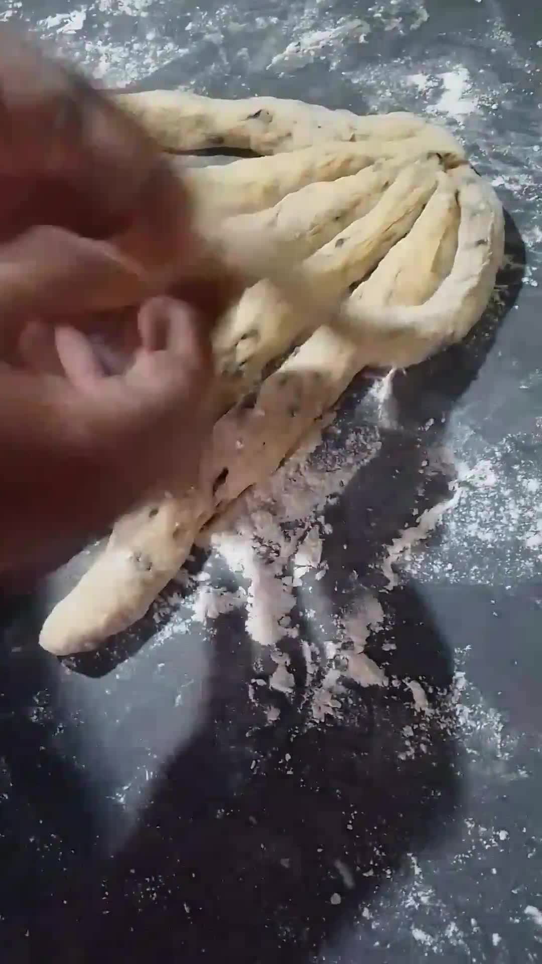 Foto del paso 4 de la receta: Pan jalah dulce con chips de chocolate