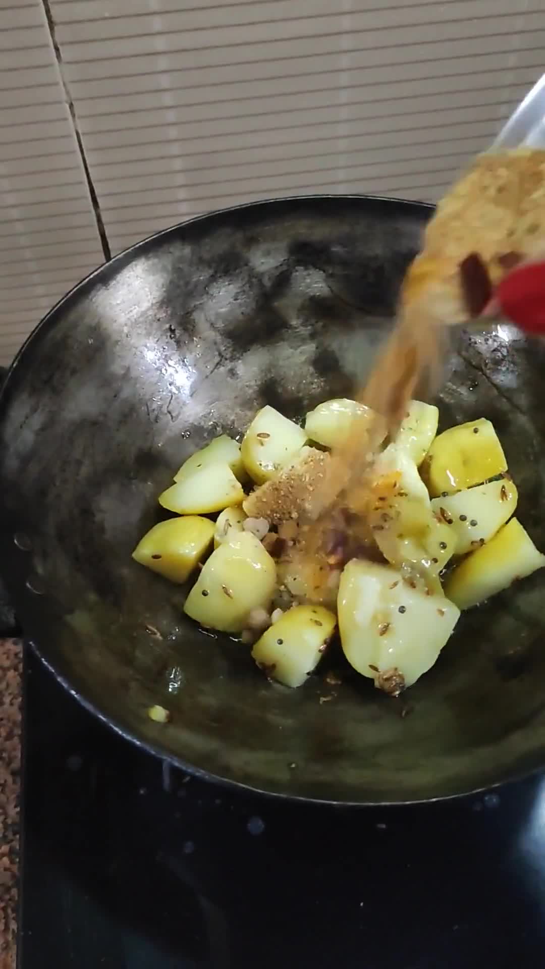 आलू के गुटके(aloo ke gutke recipe in hindi) रेसिपी चरण 4 फोटो