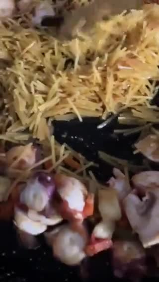 Foto del paso 10 de la receta: Fideuà de pulpo verduritas, garbanzos y hierbabuena, facilísima!