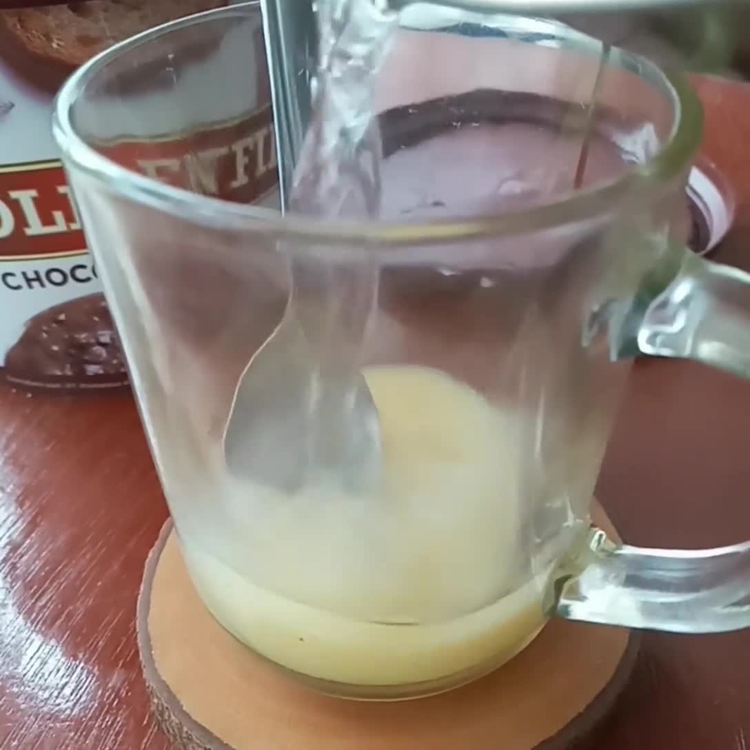 Foto langkah ke 2 dari resep Hot Milk Choco Crunchy.