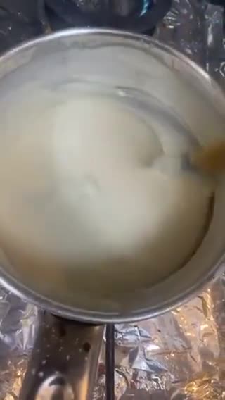 صورة لخطوة 1 من وصفة -بسبوسة محشيه بالقشطه لذيذة😋!