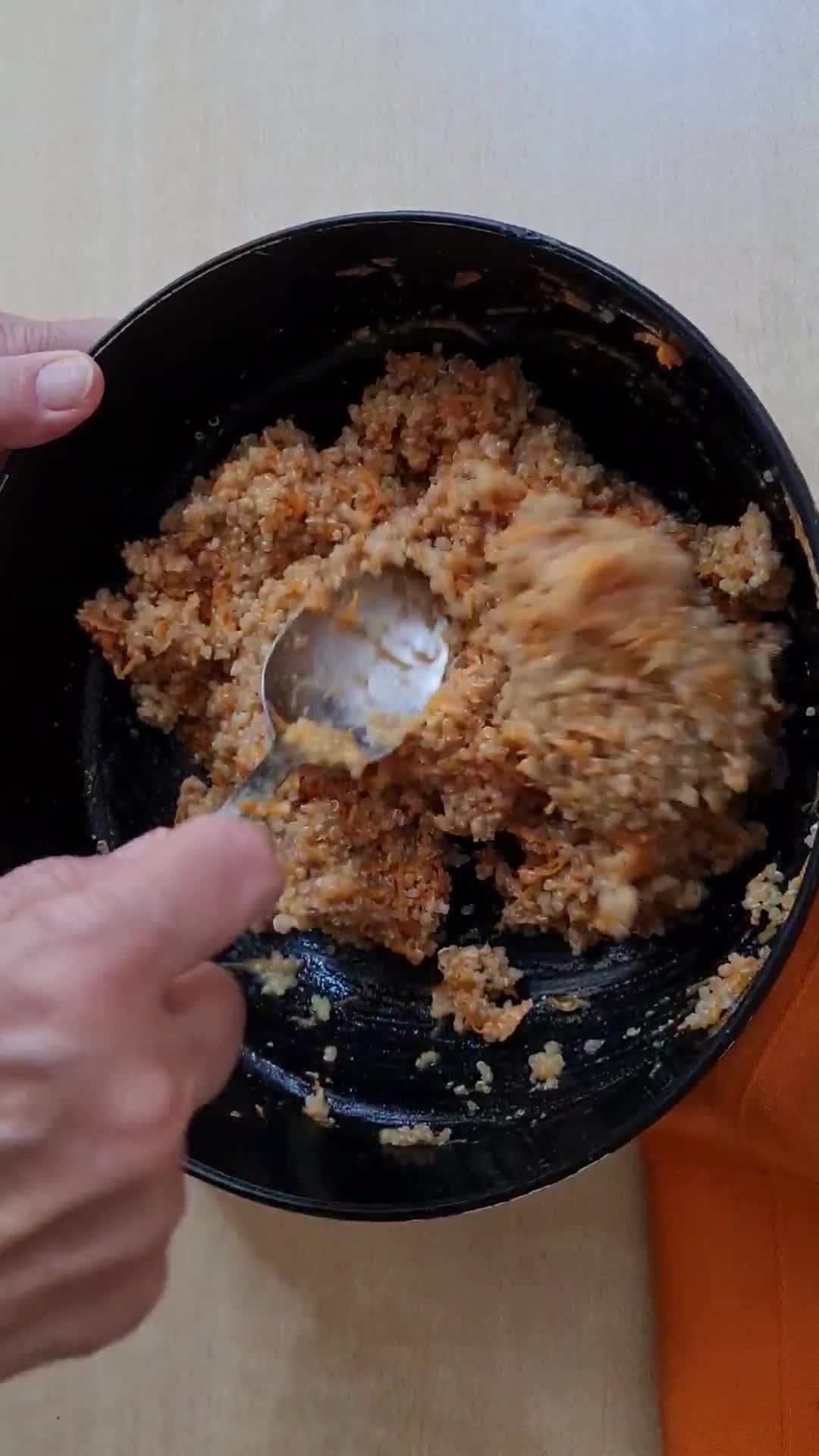 Foto del paso 3 de la receta: Tortitas de quinoa 🍳 Medallones de quinua y zanahoria 🍳 sin gluten 🍳 con opción vegana