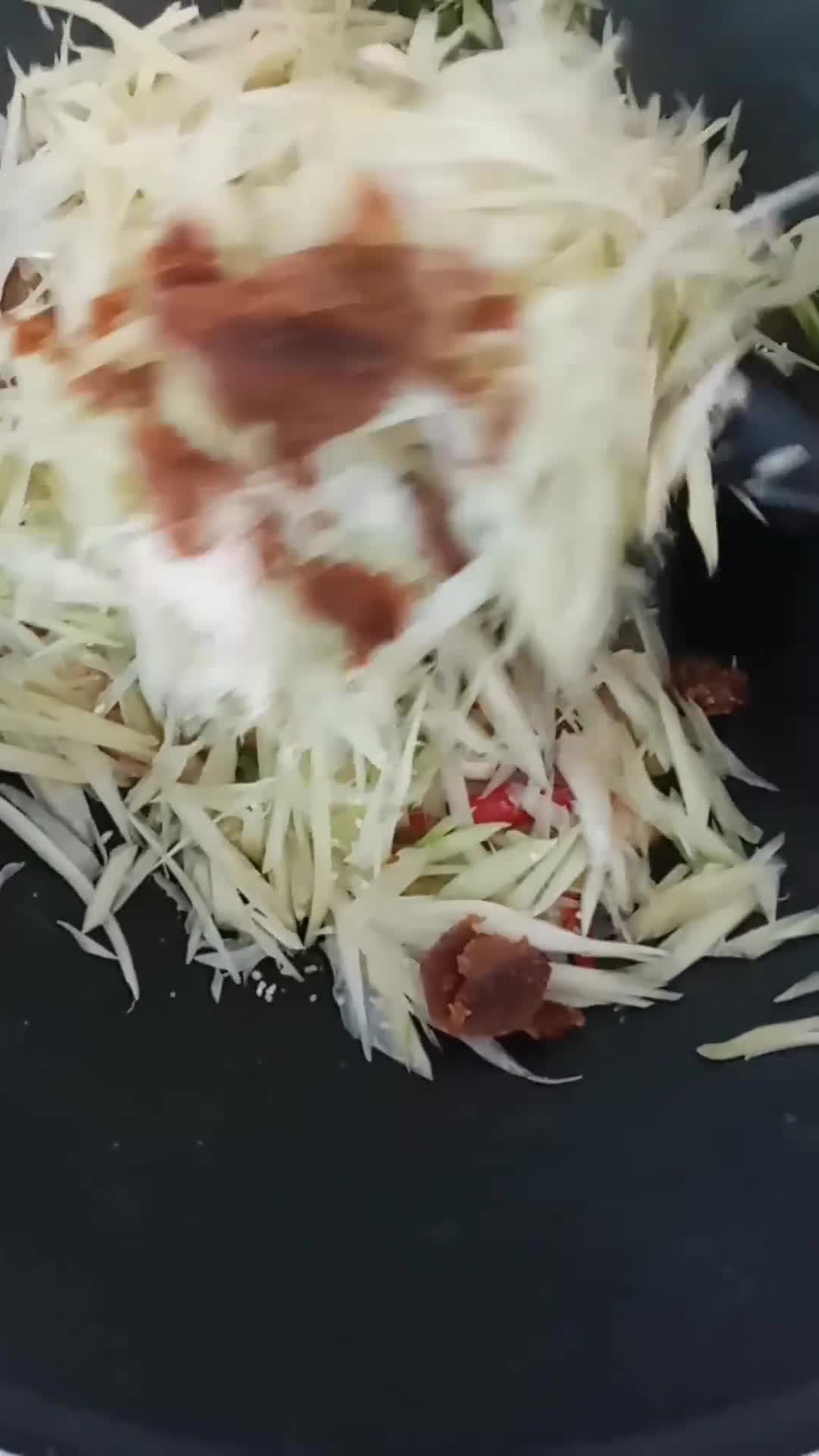 Foto langkah ke 3 dari resep Oseng Kates Daun Melinjo.