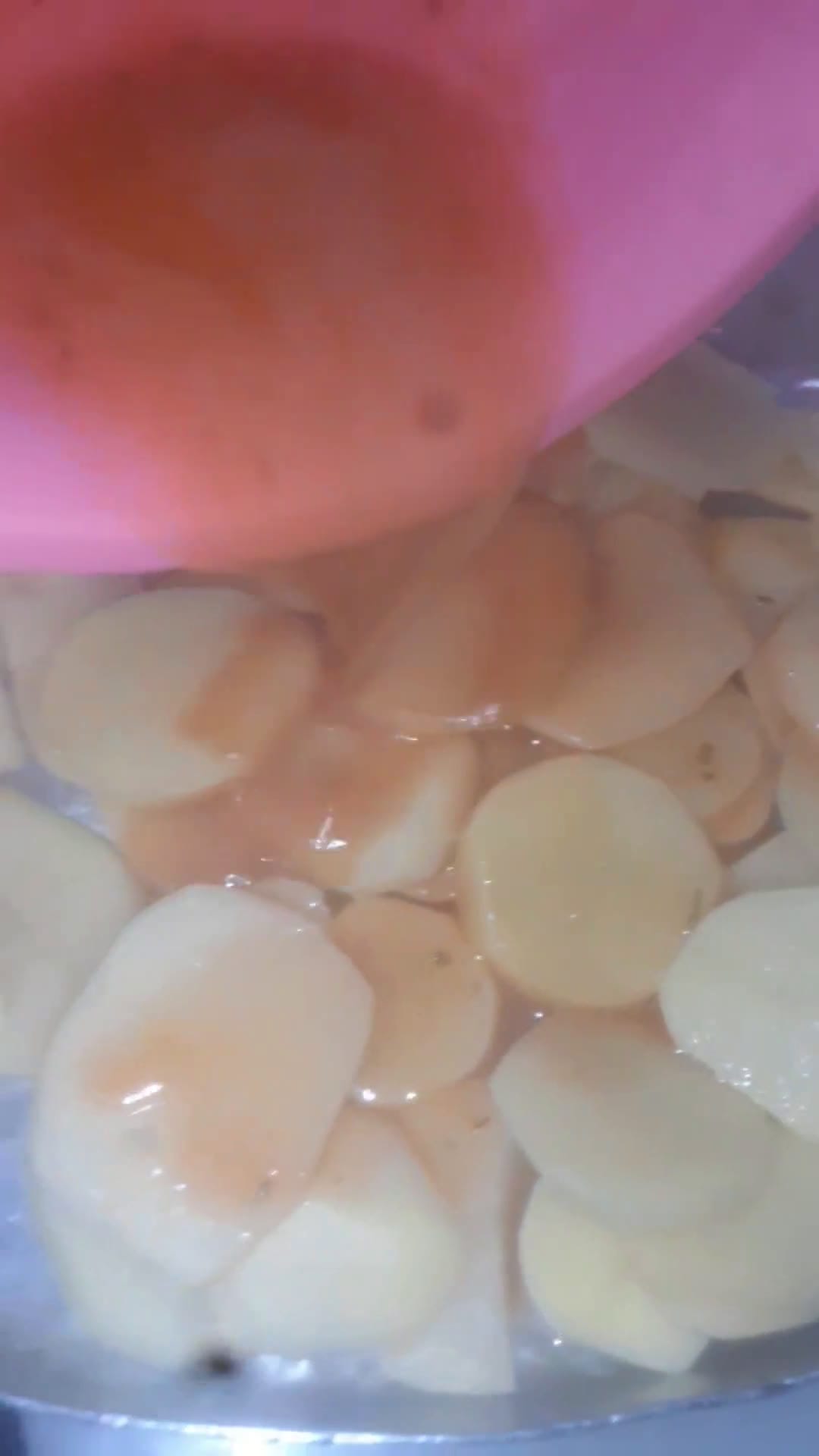 صورة لخطوة 3 من وصفة بطاطا بالدجاج محمر في الفرن ولا الذ 😋🤤