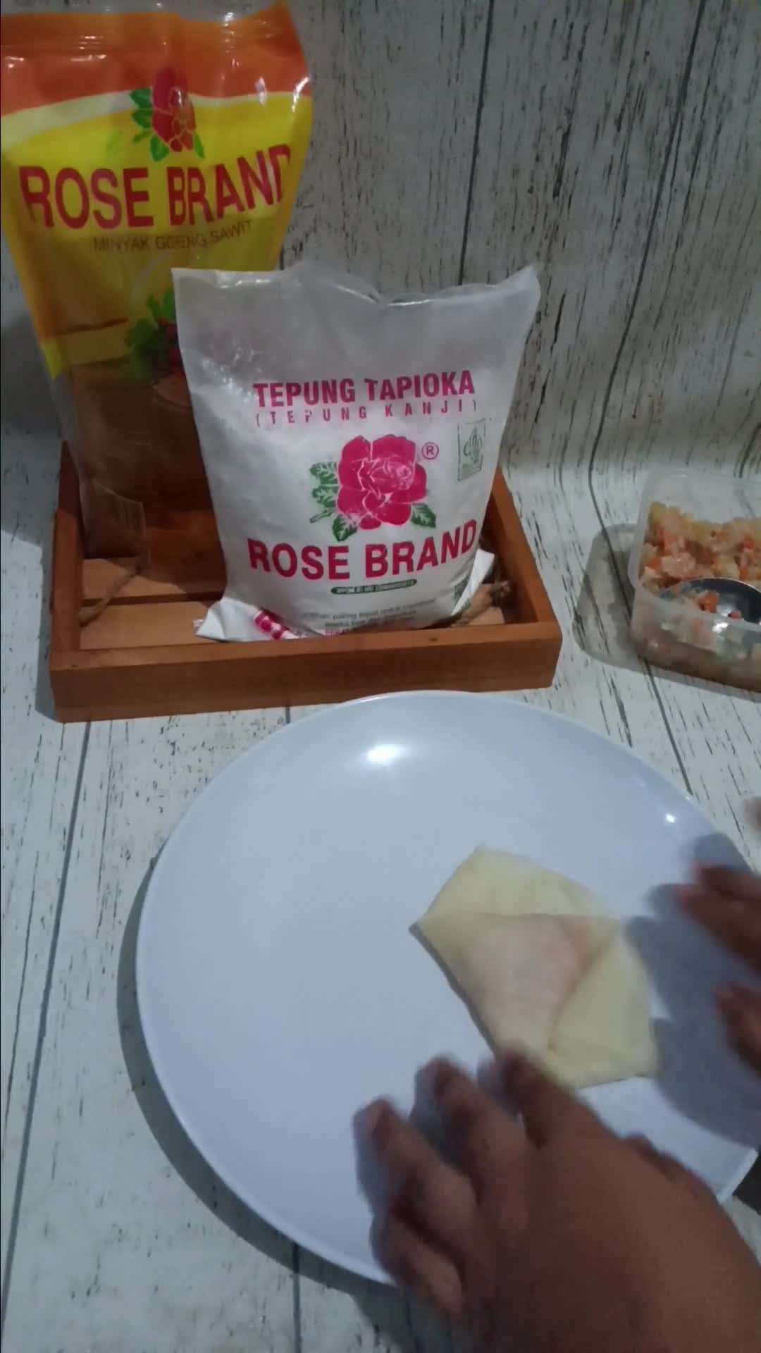Foto langkah ke 10 dari resep Risoles rogout sayur lipat amplop dan segitiga.