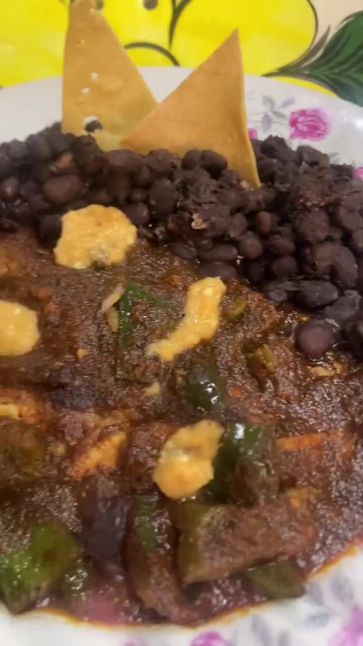 Foto del paso 6 de la receta: Chuleta de res con salsa de chile pasilla y pimiento verde