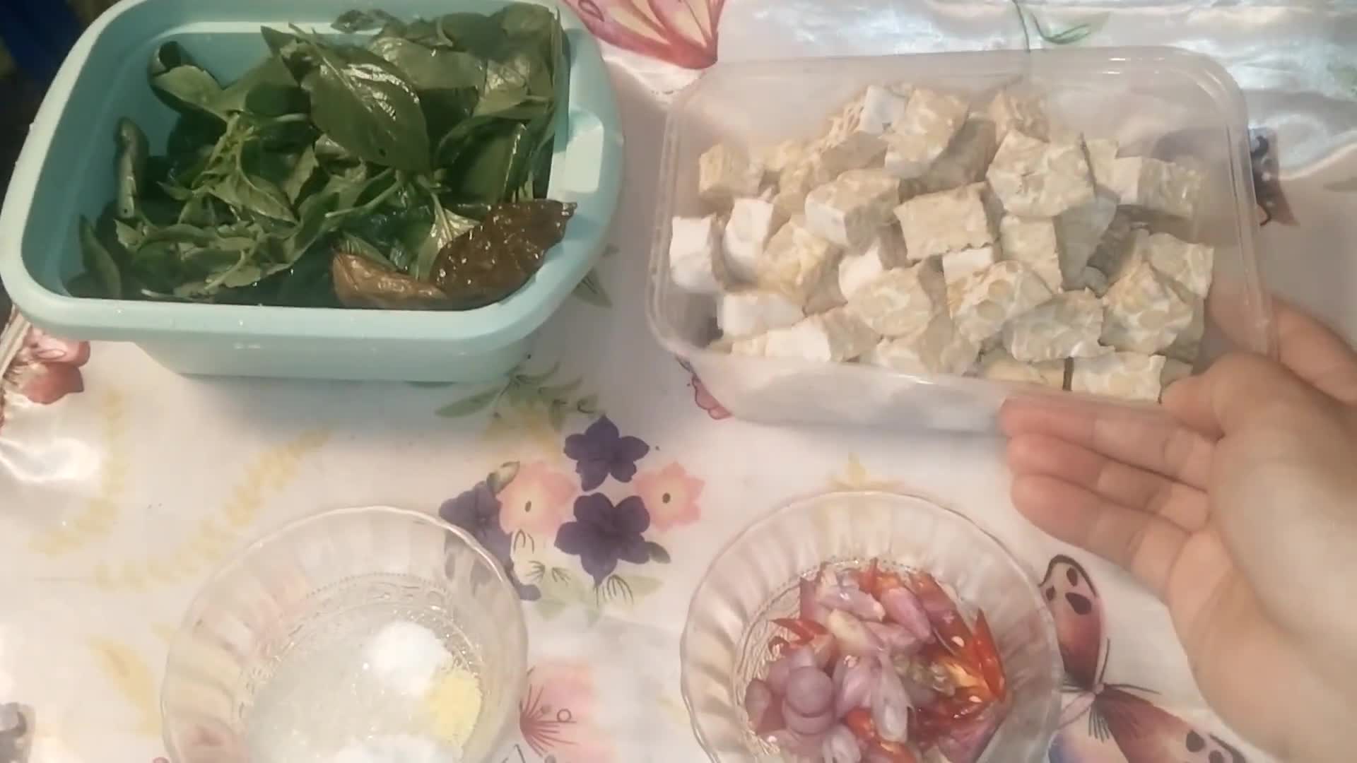 Foto langkah ke 1 dari resep Oseng tempe daun kemangi.