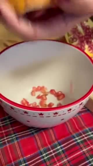 Foto del paso 1 de la receta: Ensalada navideña de granada y salmón ahumado - en vasitos