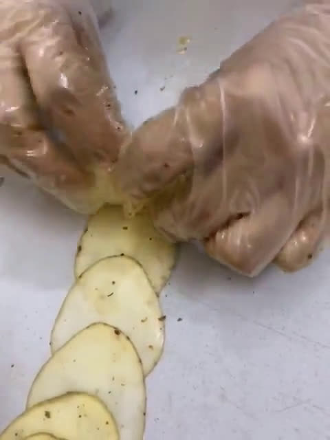 صورة لخطوة 2 من وصفة وردة البطاطس المشويه في الفرن مع الجبنه 🏵️