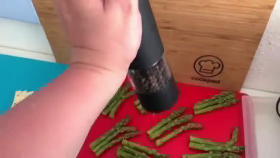 Libamájas-grillsajtos spárga, baconbe tekerve recept fázis 2 fotója