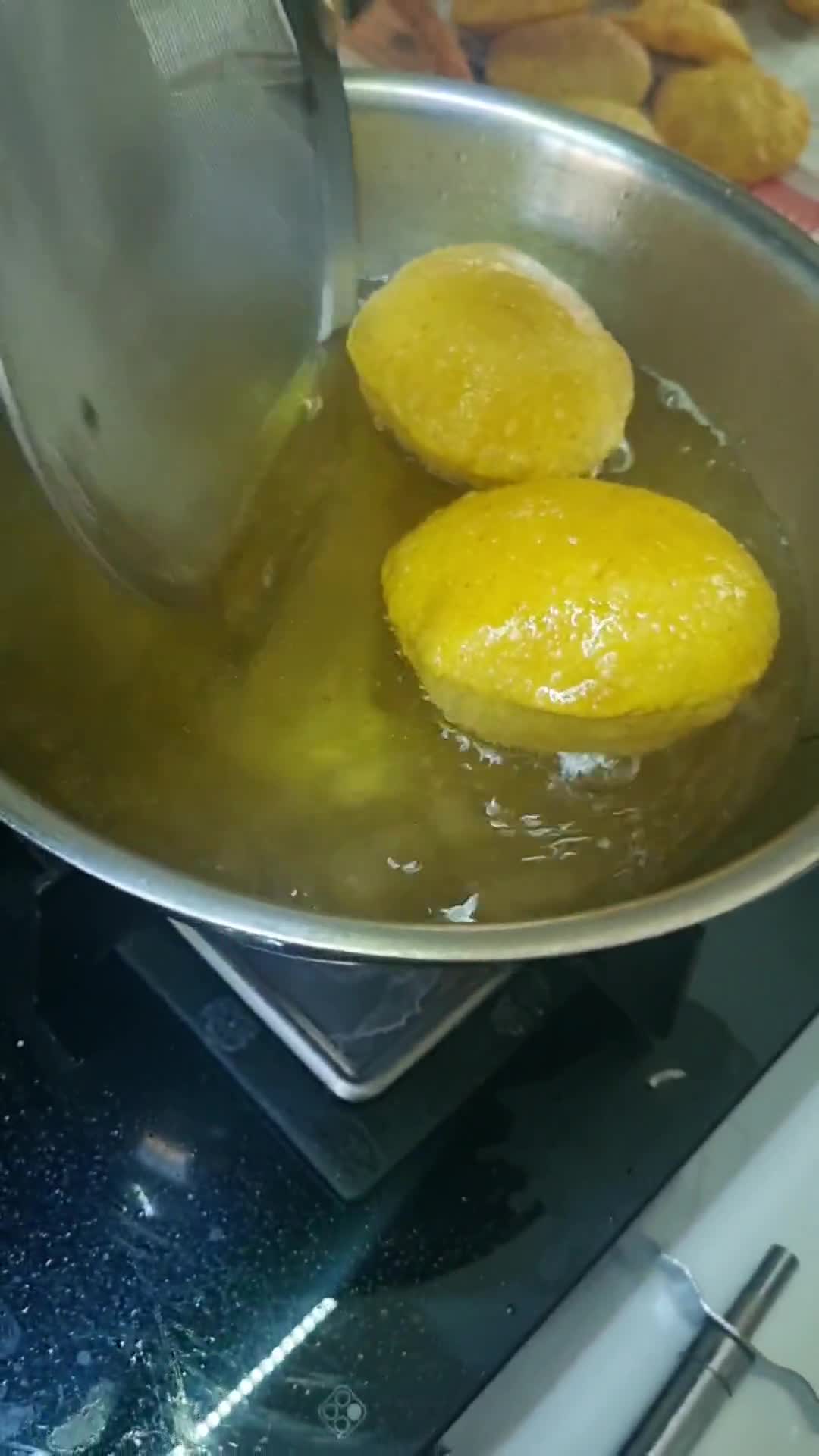A picture of step 3 of Gujarati Fulka puri.