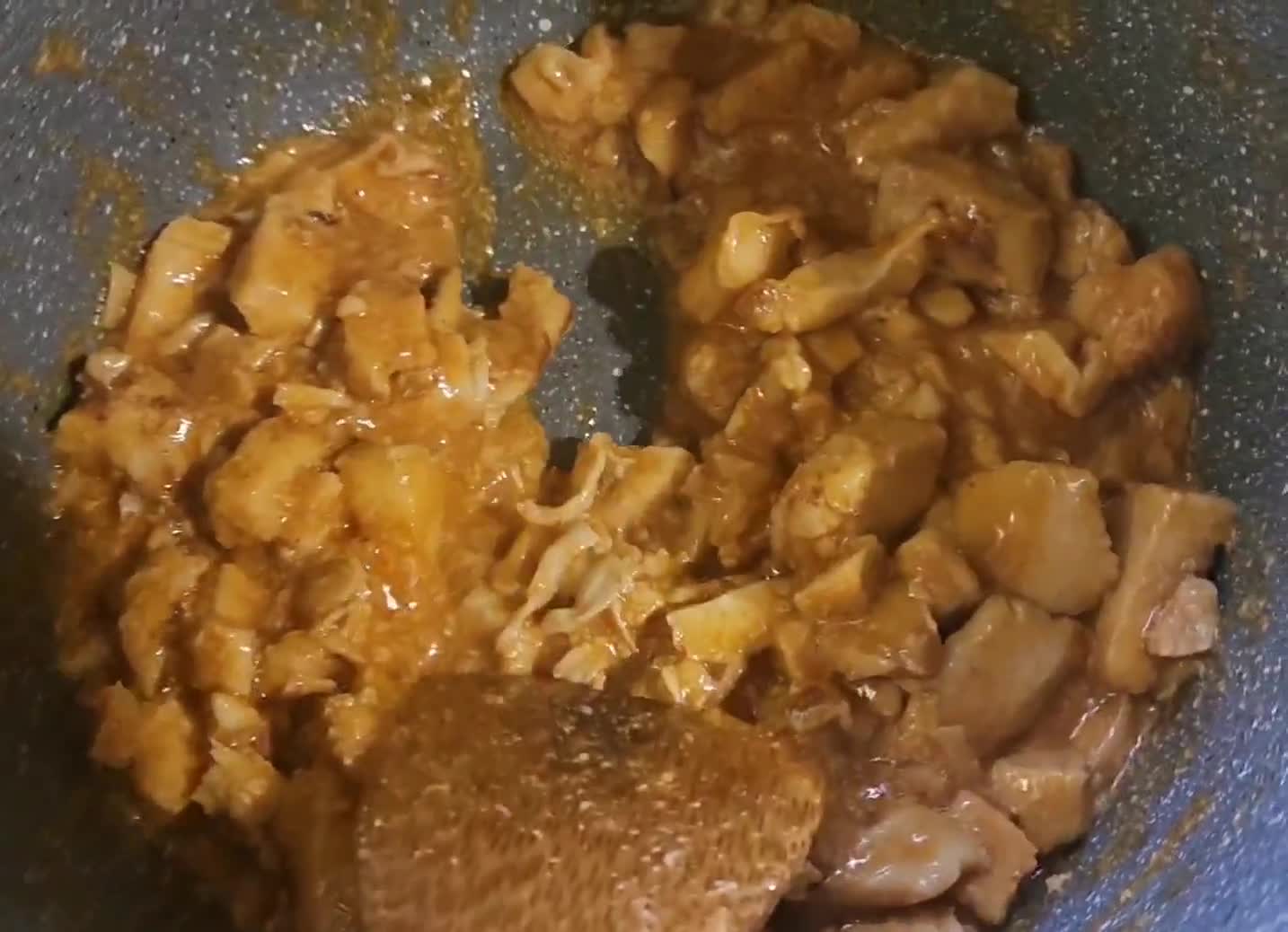 Foto del paso 6 de la receta: 🌮🌶️ Tacos🌶️ 🌮 De pollo picantito con vegetales salteados, guacamole y cheddar