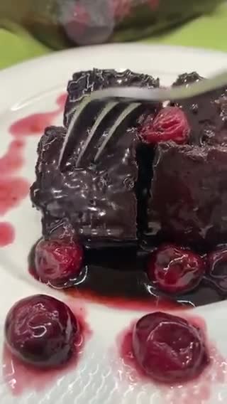 Фото кроку 7 до Шоколадний бісквіт з вишневим соусом та 🍫.