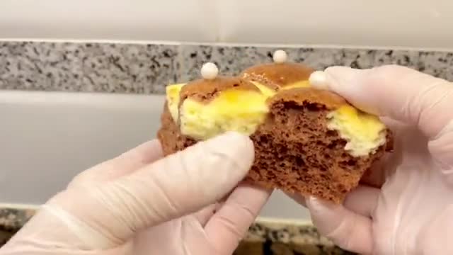 Foto del paso 19 de la receta: Pastel de chocolate con tarta de queso (Chocolate cake with cheesecake)