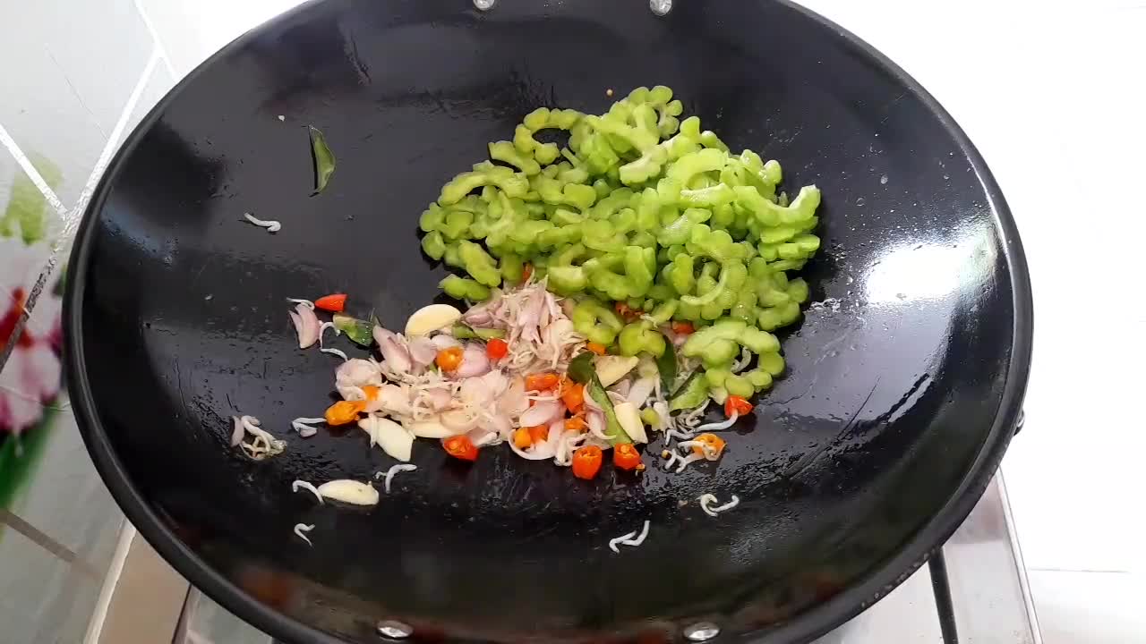 Foto langkah ke 7 dari resep Tumis Pare Petai dan Teri.