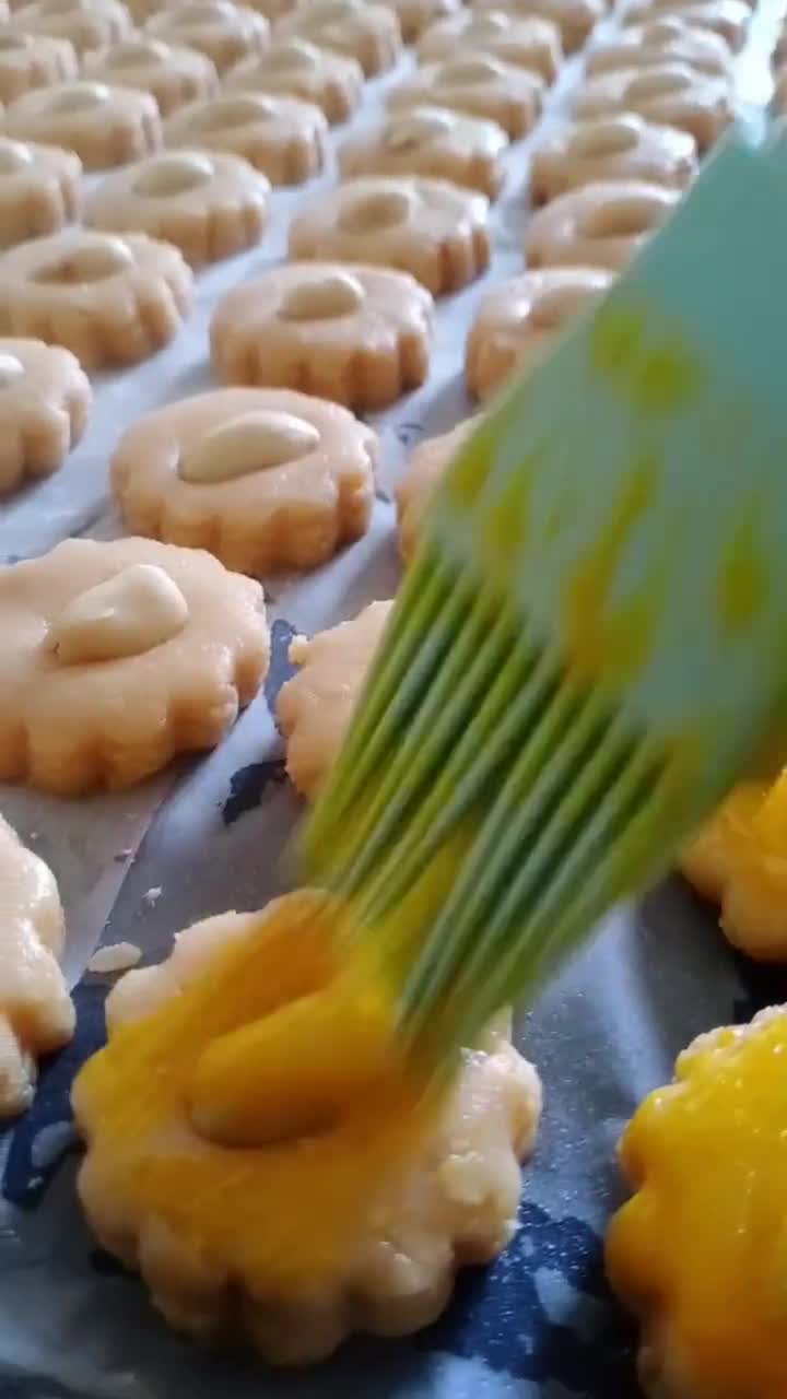 Gambar langkah 4 resipi Biskut Mazola / Biskut Kacang.