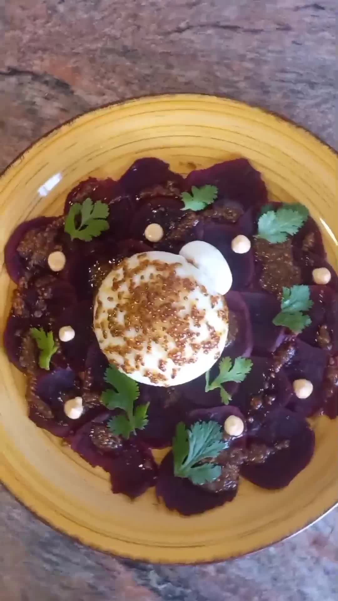 Foto del paso 1 de la receta: Carpaccio de remolacha y burrata