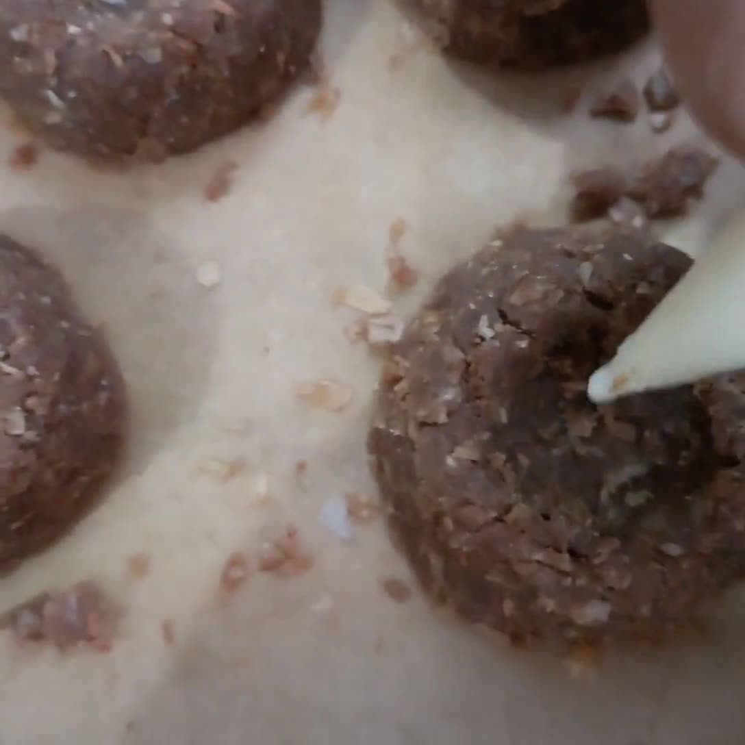 Foto langkah ke 3 dari resep Choco Cheese Whole Wheat Thumbprint.