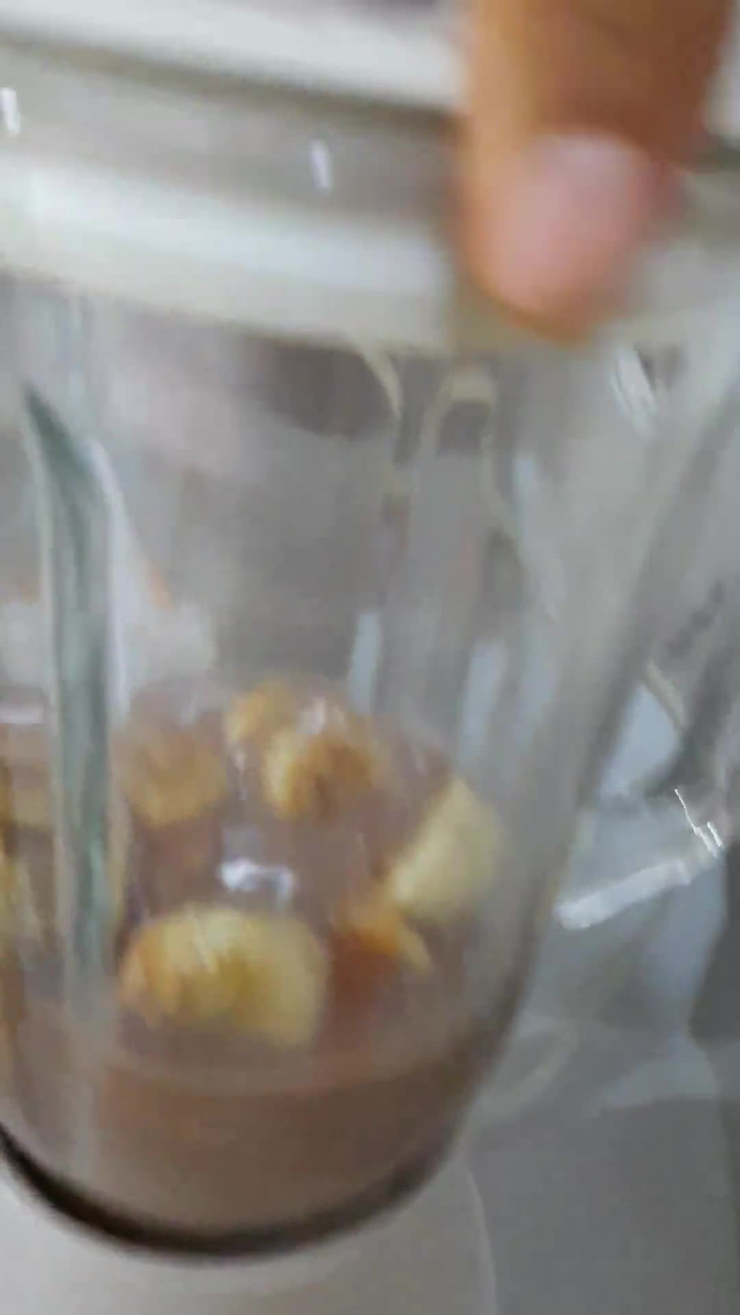 Foto langkah ke 2 dari resep Jus Smoothie Pisang, Strawberry.
