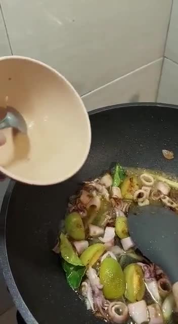 Foto langkah ke 4 dari resep Cumi Asin, Cabe & Tomat Ijo.