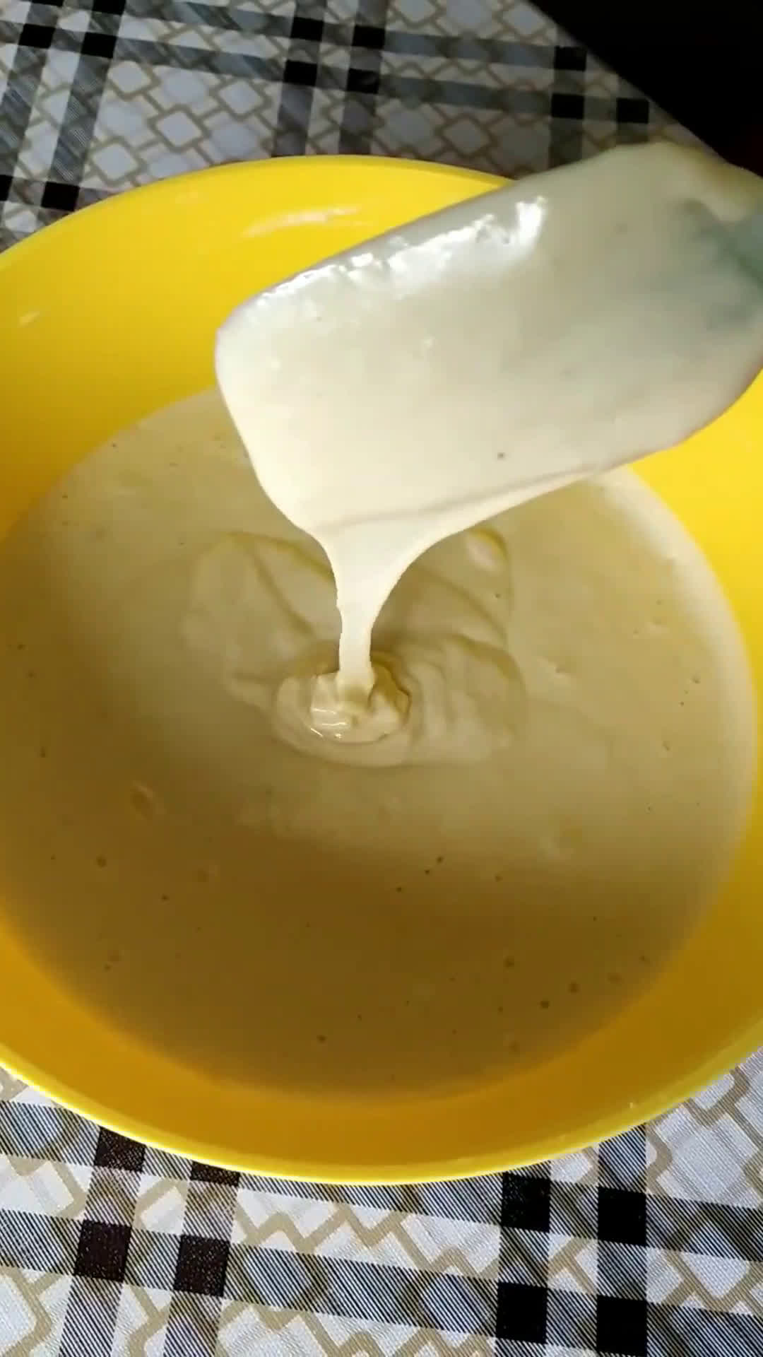 Фото кроку 4 до 🧁Вкусные кексы с заварным кремом.