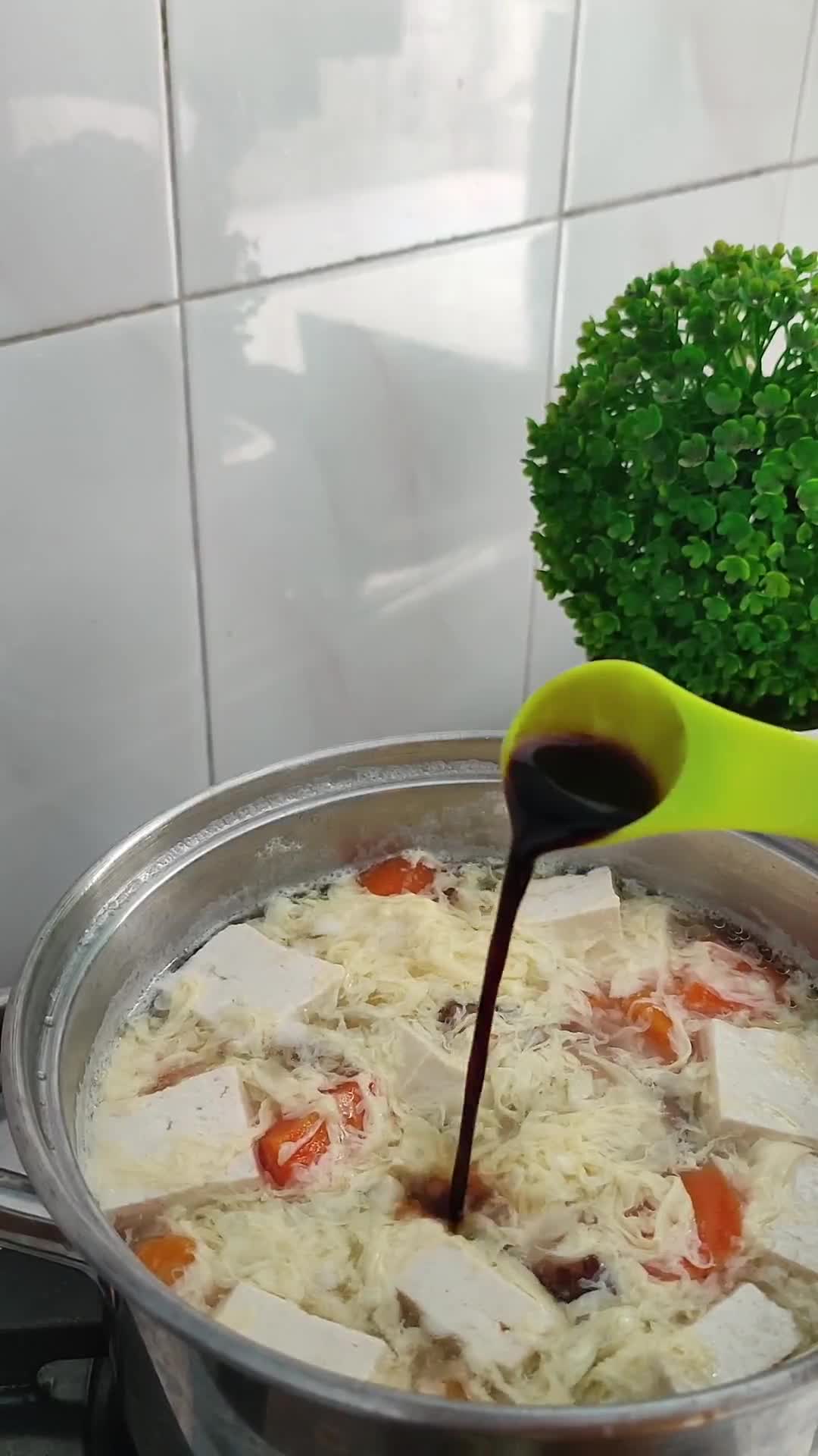 Foto langkah ke 5 dari resep Japanese Egg & Tofu Soup.