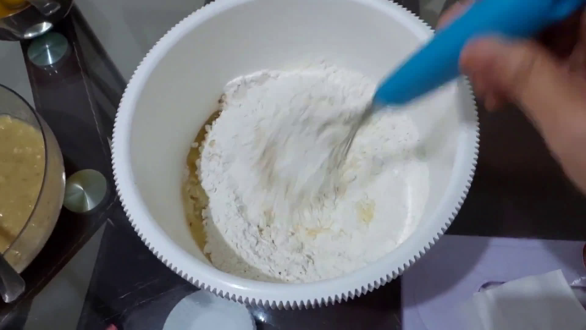Foto langkah ke 5 dari resep Bolu Kukus Pisang Gula Palem.