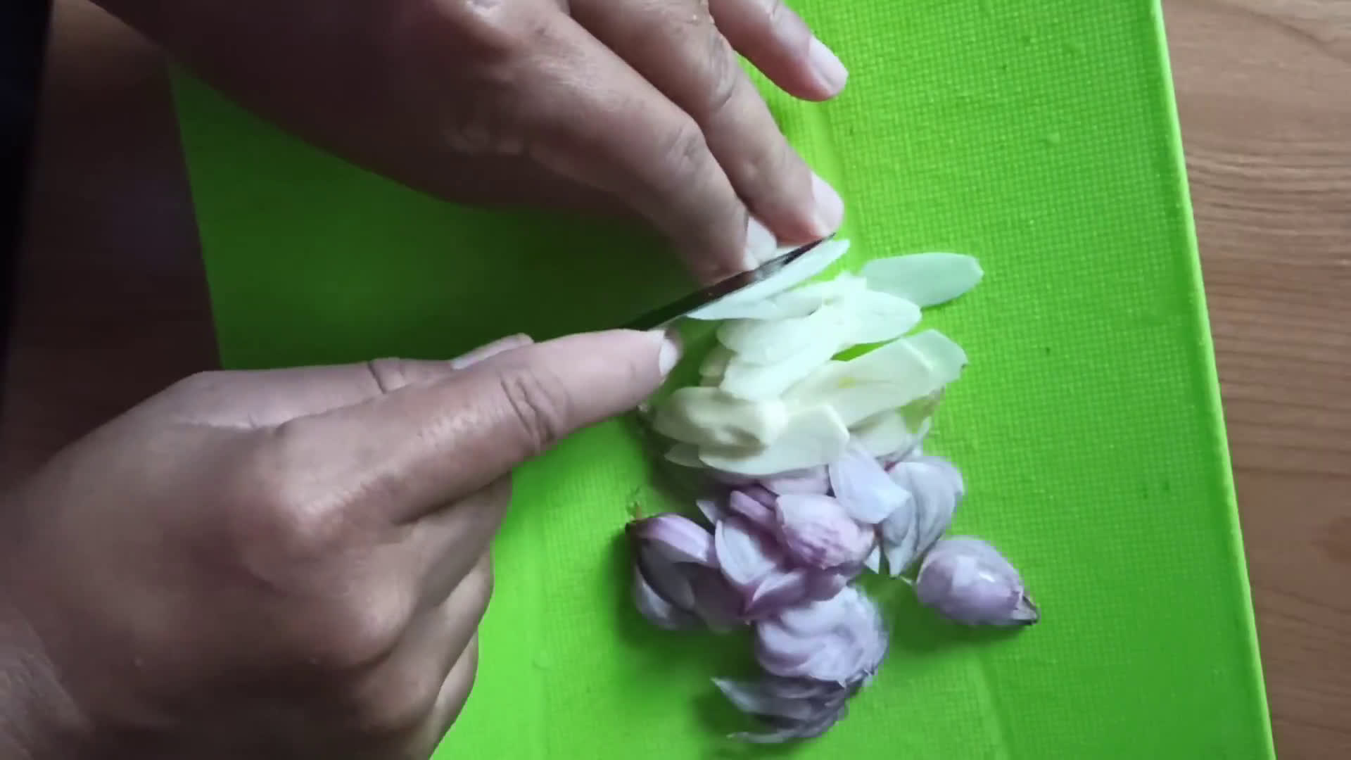 Foto langkah ke 2 dari resep Tumis Okra Udang.
