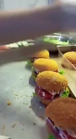 Foto langkah ke 4 dari resep Mini Burger Goreng.