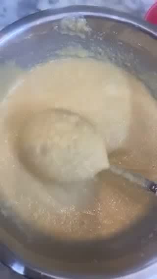 صورة لخطوة 2 من وصفة -بسبوسة محشيه بالقشطه لذيذة😋!