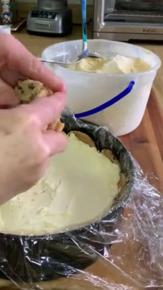 Foto del paso 4 de la receta: Pastel De Nieve de Vainilla con Galletas Chispas de Chocolate