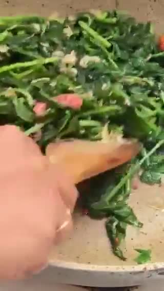Foto langkah ke 3 dari resep Tumis Sayur Daun Kacang Panjang.