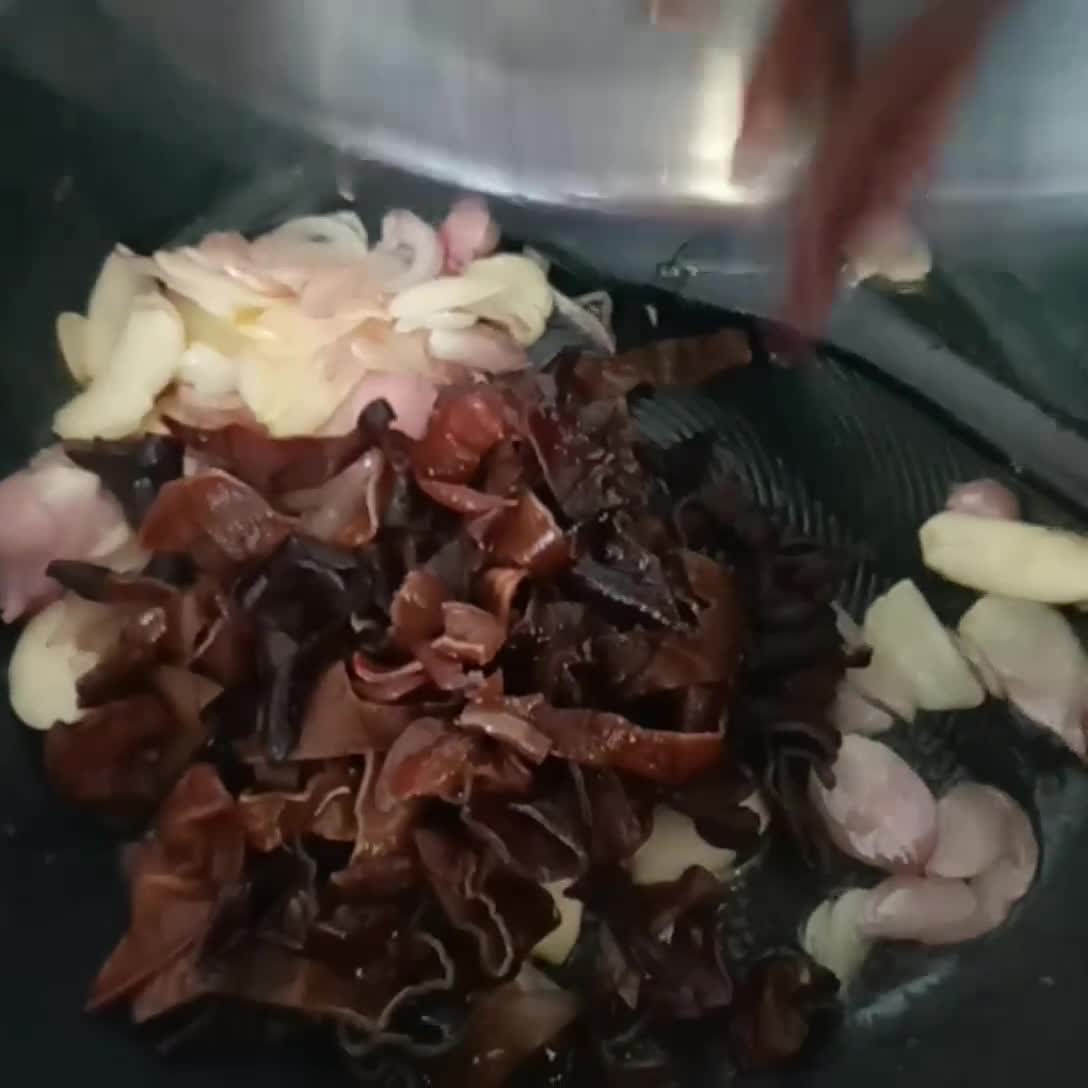 Foto langkah ke 1 dari resep Oseng Soun Jamur Lombok Hijau.
