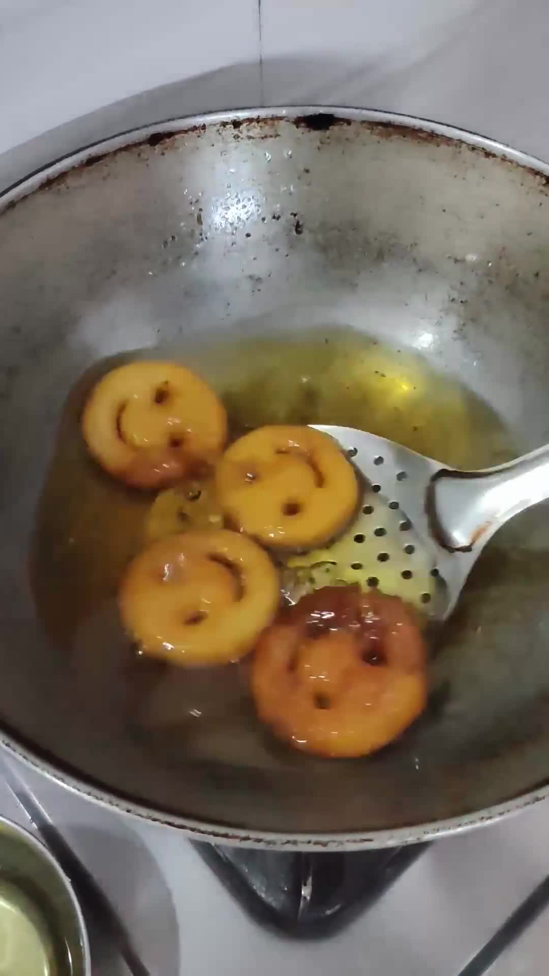 फ्राइड पोटैटो स्माइली(potato smily recipe in hindi) रेसिपी चरण 4 फोटो