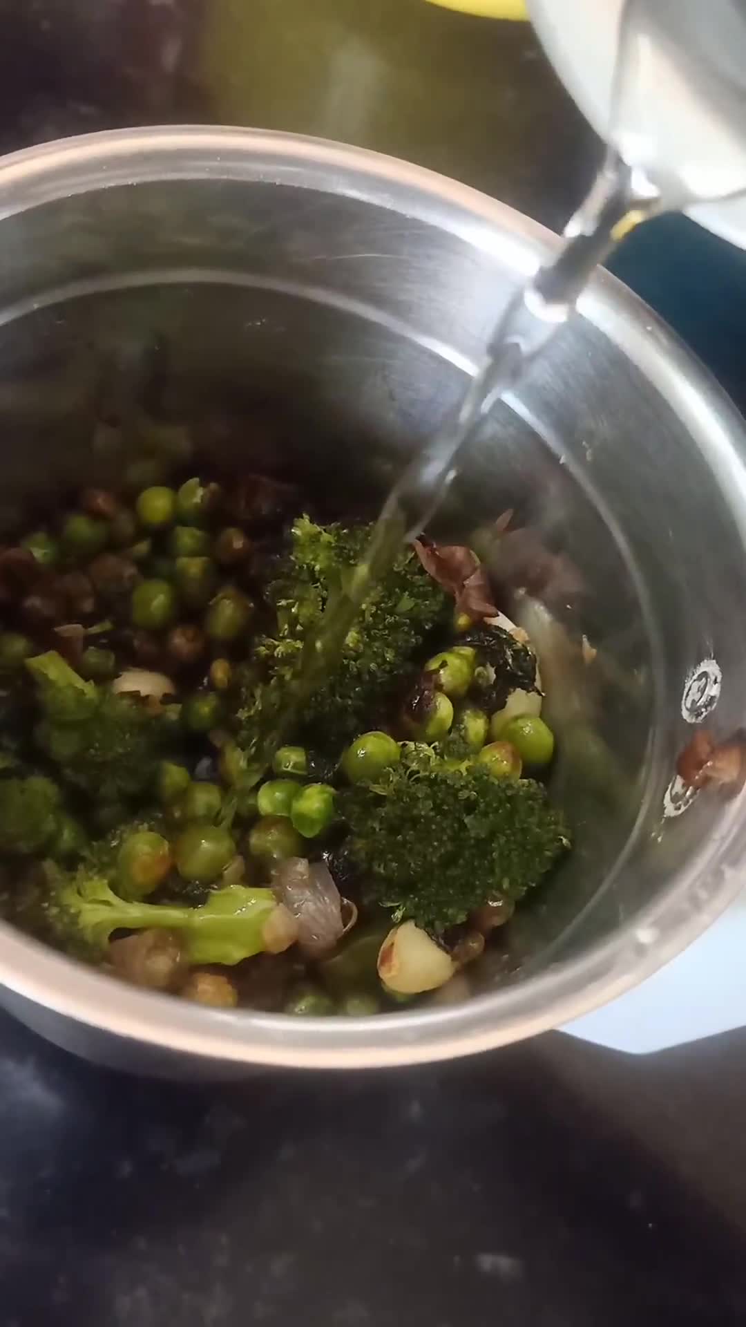 ब्रोकोली व मटर सूप विद ब्रोकोली व ब्रोकोली- मिलेट सैलेड रेसिपी चरण 5 फोटो