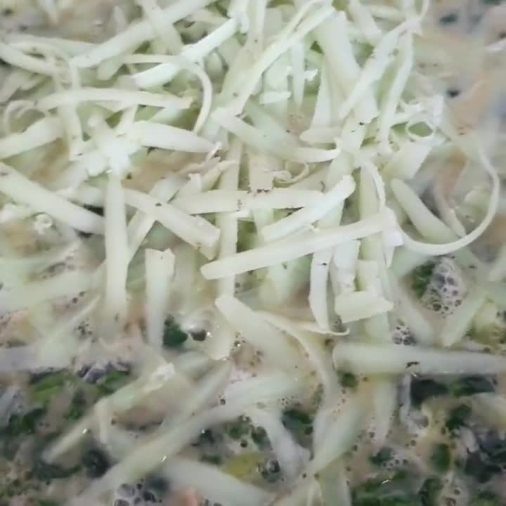 Foto del paso 2 de la receta: 🍳🌿 Omelette de espinaca con queso al pesto y queso cremoso 🧀