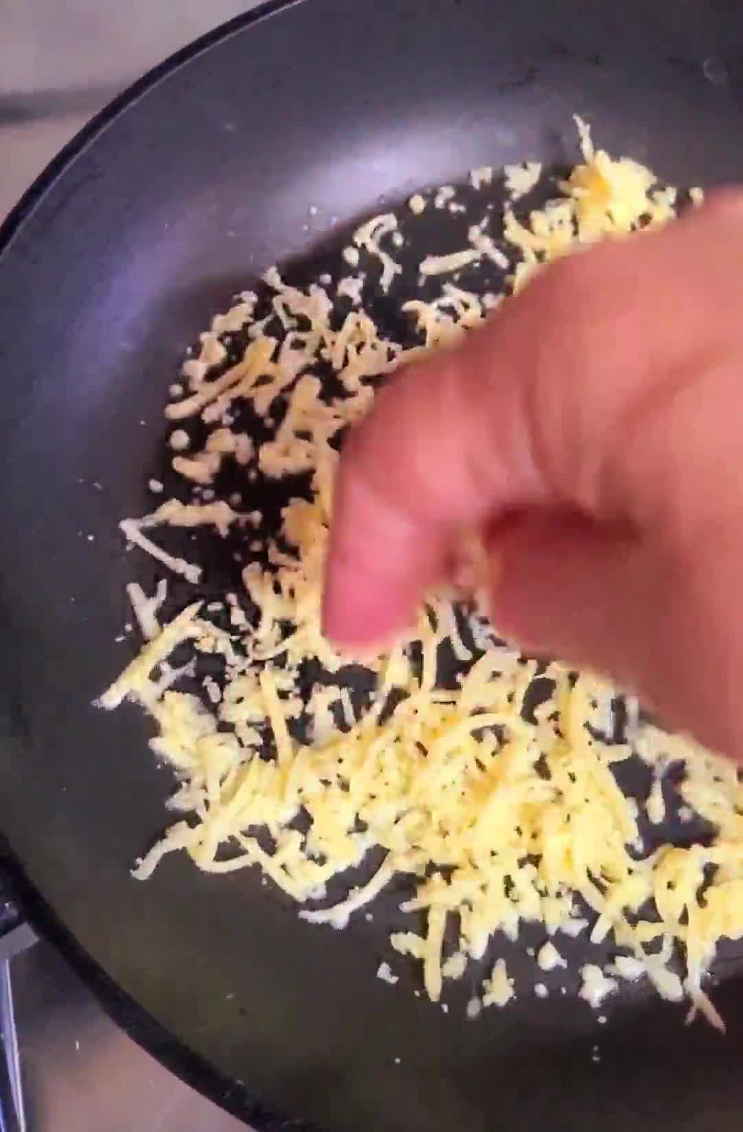 Foto del paso 1 de la receta: Tortilla crujiente rellena de jamón y champiñones