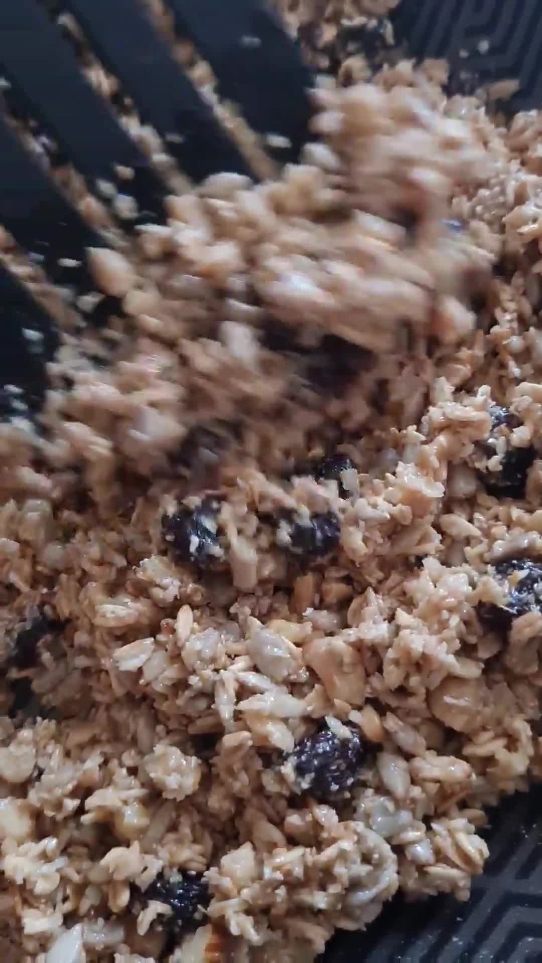 Foto del paso 4 de la receta: Barritas energéticas de avena, semillas, frutos y miel 🍯Snack para llevar donde vos elijas 🎒