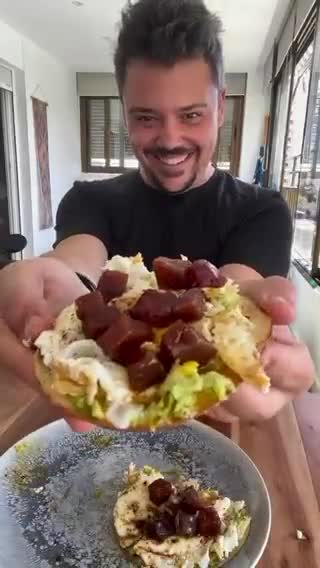 Foto del paso 4 de la receta: Huevos fritos en queso feta (receta viral Tik Tok)
