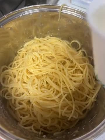 Foto del paso 5 de la receta: Espaguetis con auténtica carbonara italiana ¡sin nata! 🇮🇹