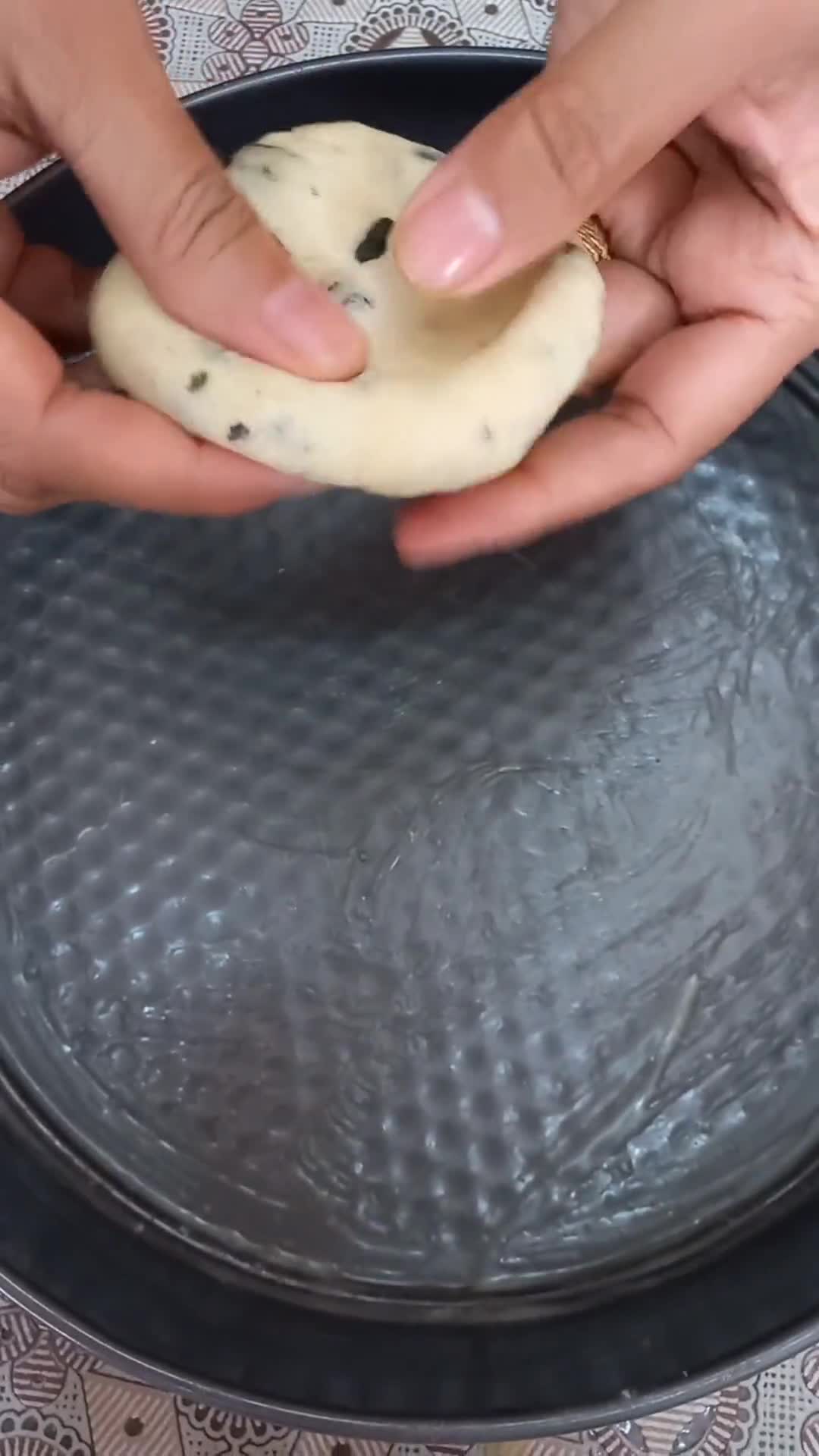 صورة لخطوة 3 من وصفة معجنات بالفرن (خلية النحل) 🐝