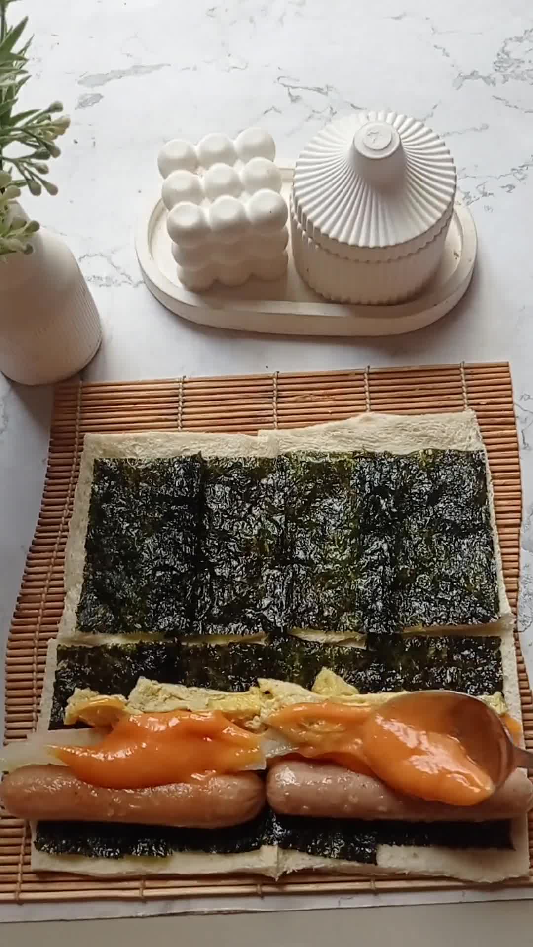 Foto langkah ke 5 dari resep Sushi Roll Roti Tawar.
