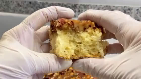 Foto del paso 15 de la receta: Pastel de yogur con cobertura de miel y frutos secos