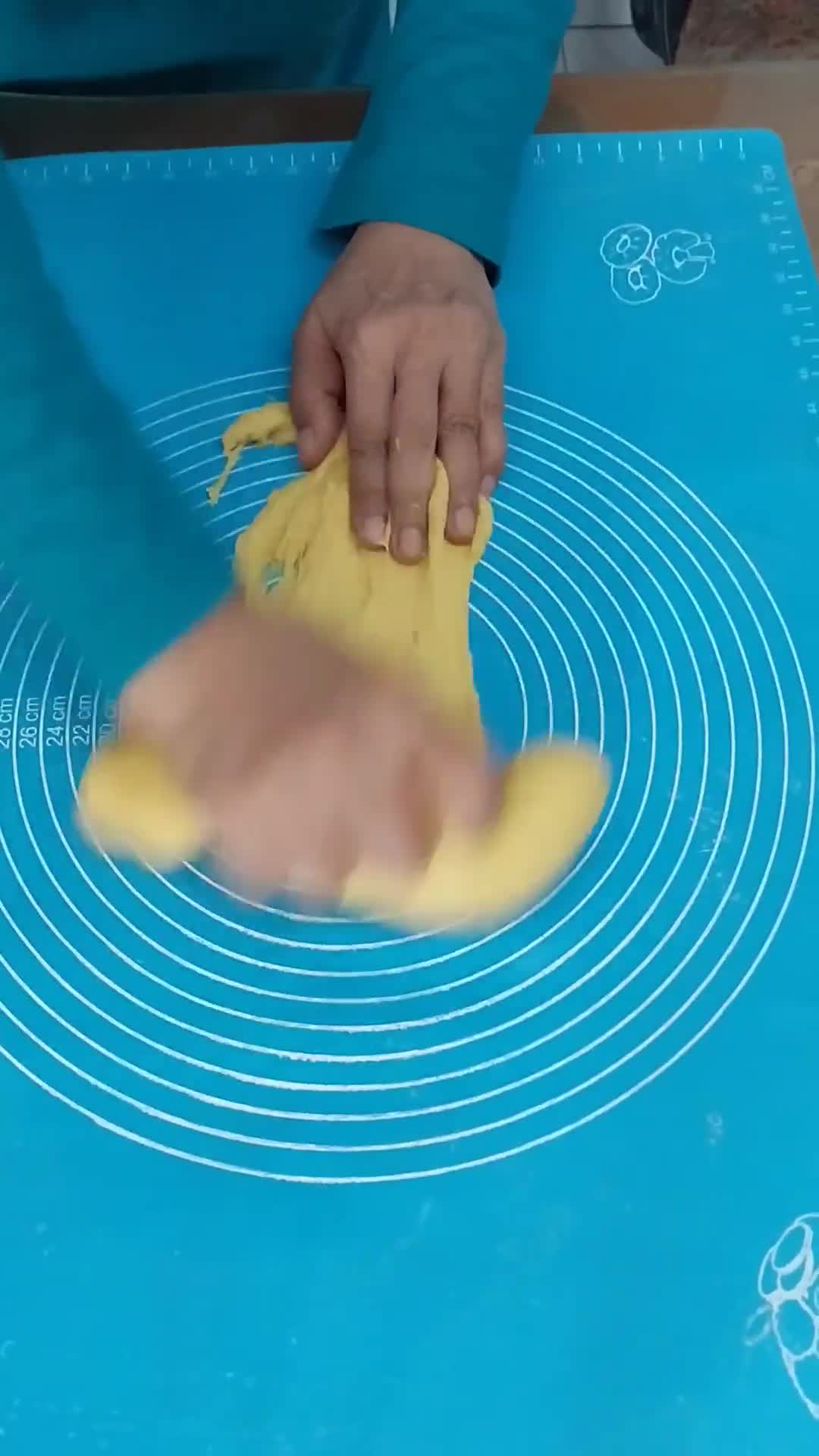 Foto langkah ke 4 dari resep Donat Labu Kuning Tanpa Telur.