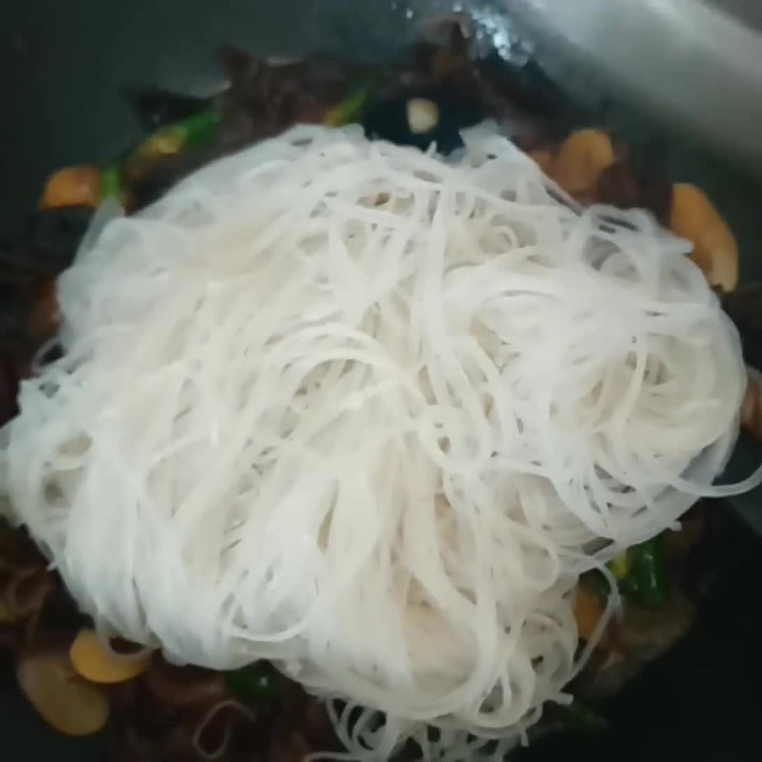 Foto langkah ke 2 dari resep Oseng Soun Jamur Lombok Hijau.